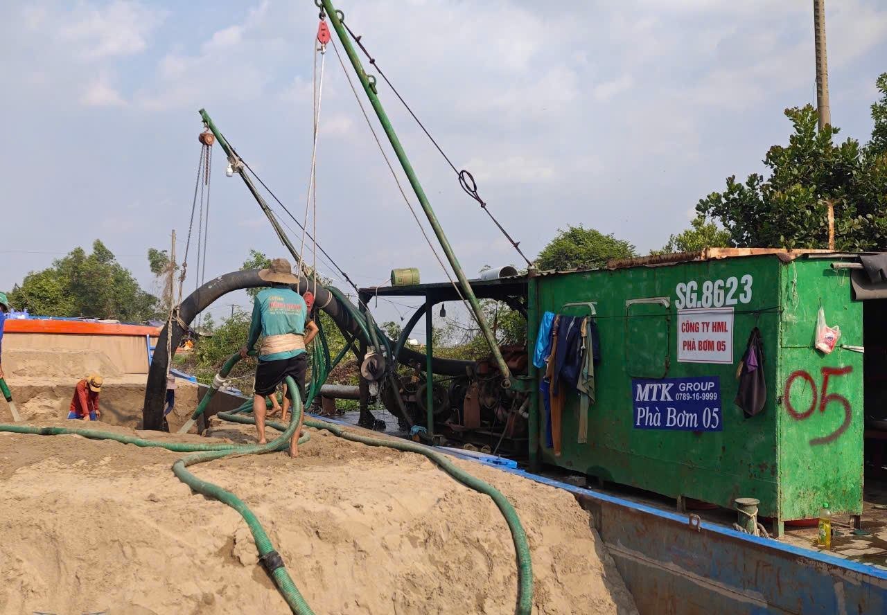 Phà bơm cát hiện trường
