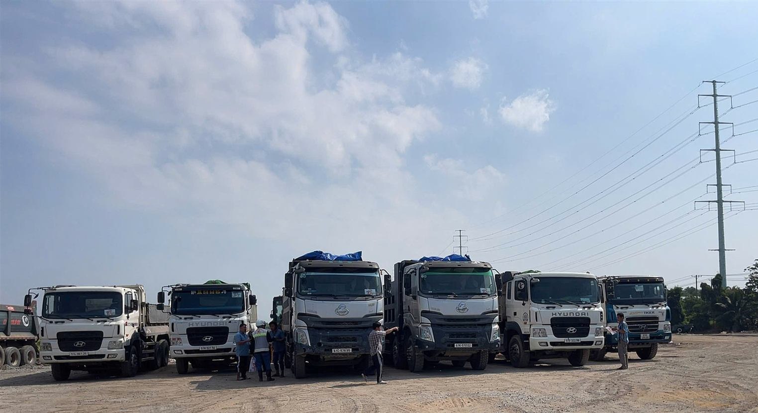Đội xe tải vận chuyển